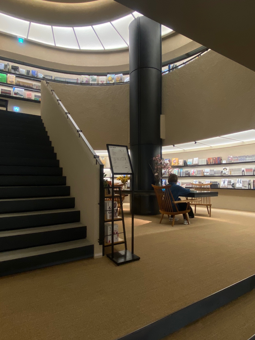 서점 1층 로비에서 바라본 모습