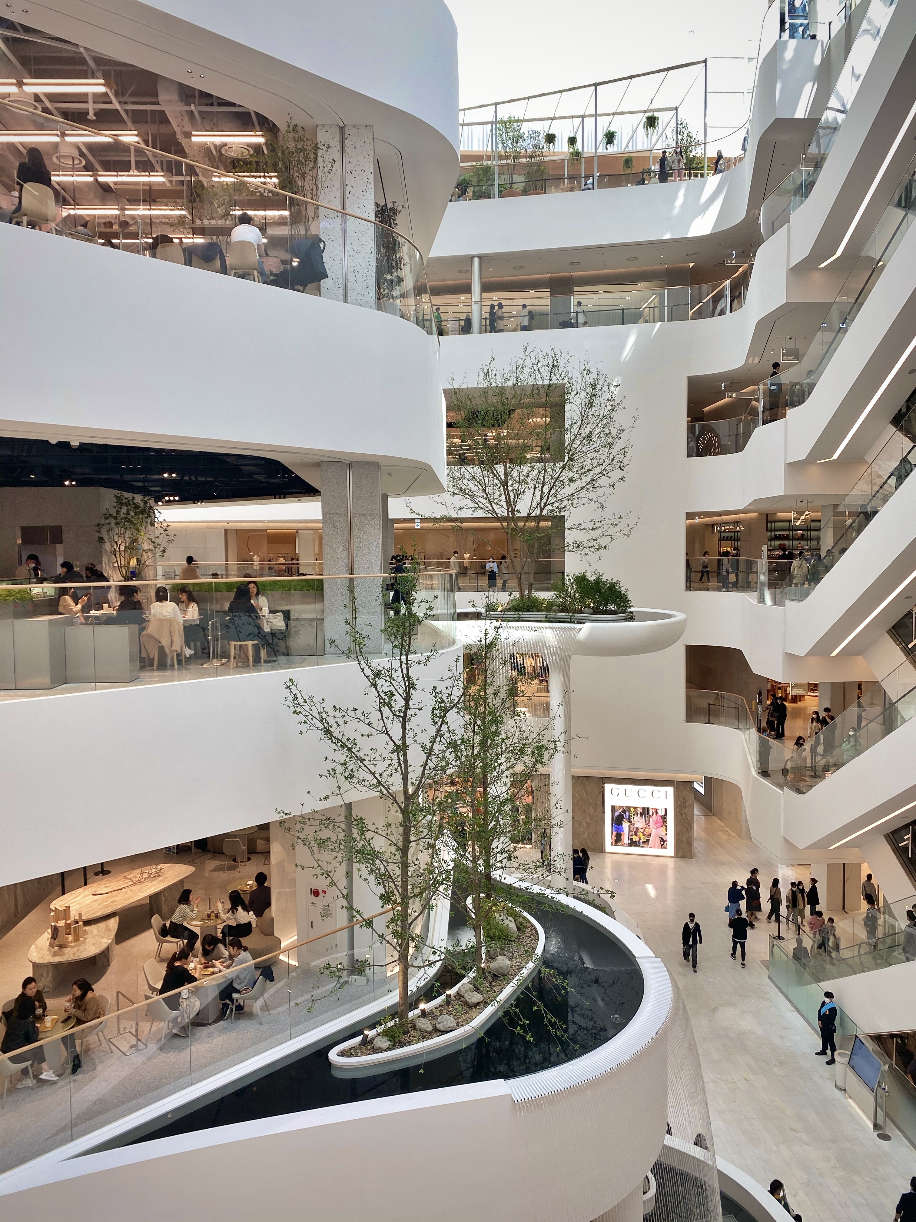 화사함이 돋보이는 <더현대 서울>&nbsp;