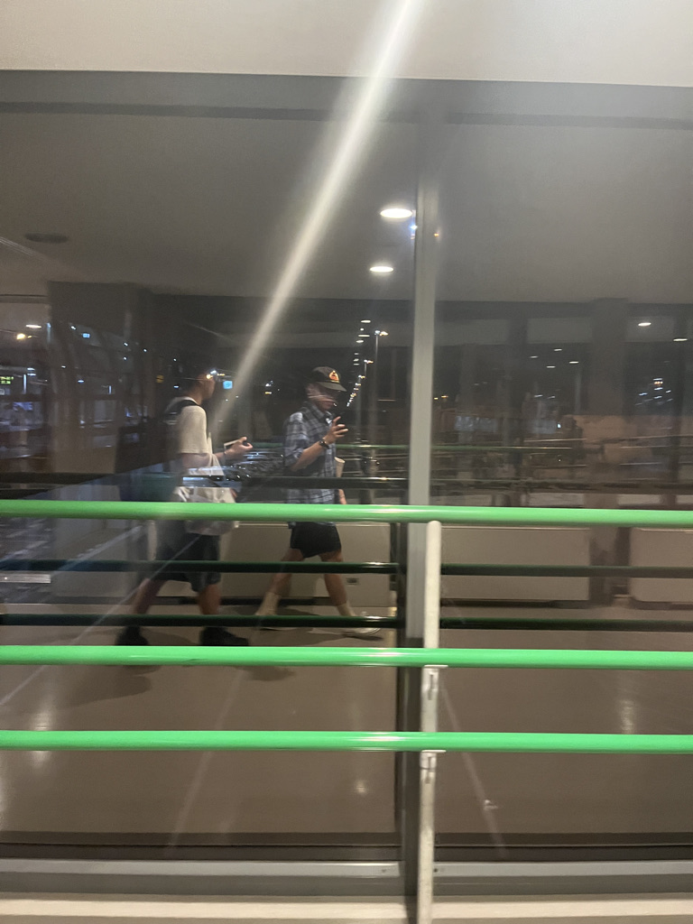 동전박사와 함께. 나머지 한 명은 여권 이슈로 인해 계속해서 보안에 걸렸다.