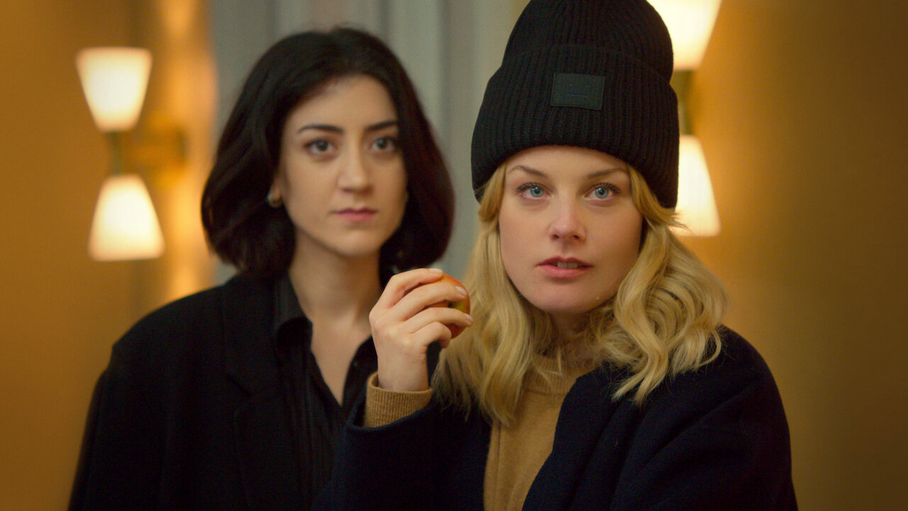 주인공 소피가 아크네 비니를 자주 쓰고 나오는 <러브 앤 아나키>..!