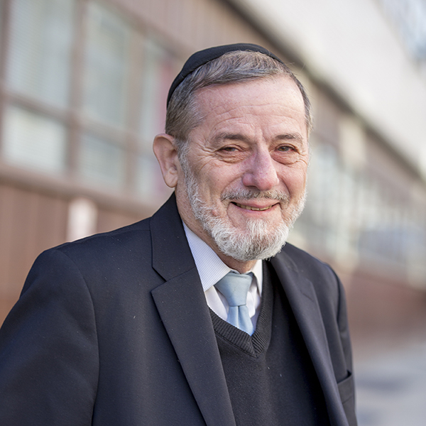 Shnayer Z. Leiman — 유대 정경화 연구의 권위자이며, 탈무드 및 미드라쉬 문헌을 통해 히브리 성경 정경의 형성과정을 조명한 학자. 현재 미국 예시바대학교(Yeshiva University)에서 유대학 및 고전문헌학을 가르치고 있다.
ⓒ Touro University