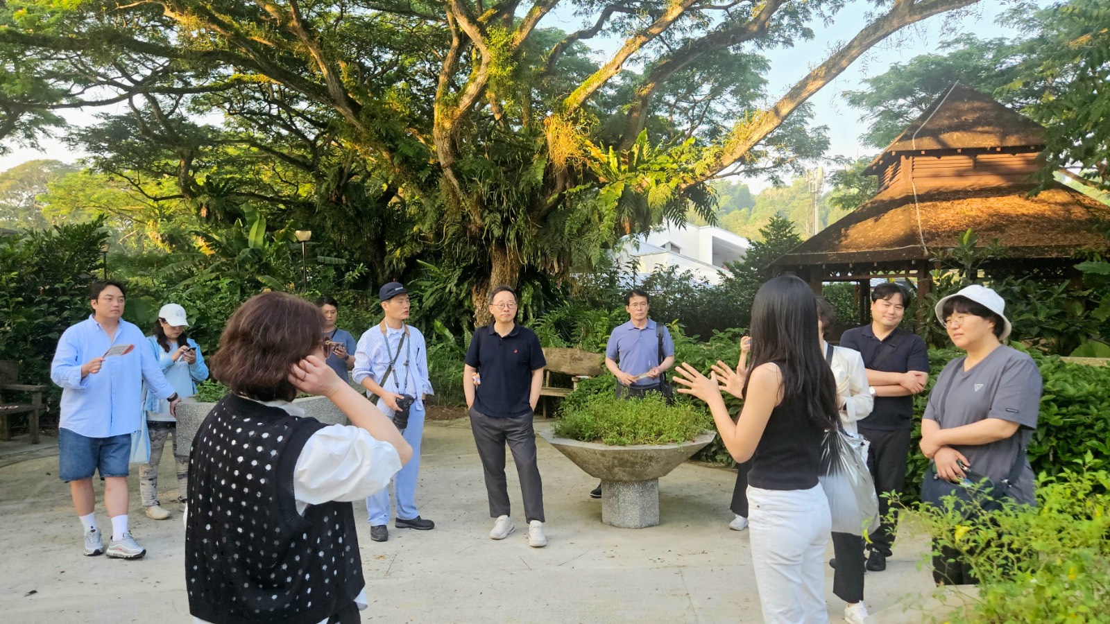 베리어프리 설계로 휠체어가 접근가능한 화단이 인상적인 파시르 리즈(Pasir Ris) 치유정원