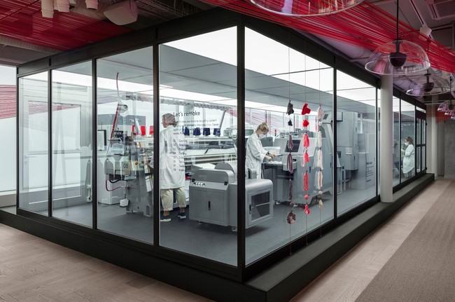 H&M은, 지난 가을 스웨덴에 LOOOP 시스템을 도입했어요. 현재는 스톡홀름 매장에 공개되어 있다고 하네요.