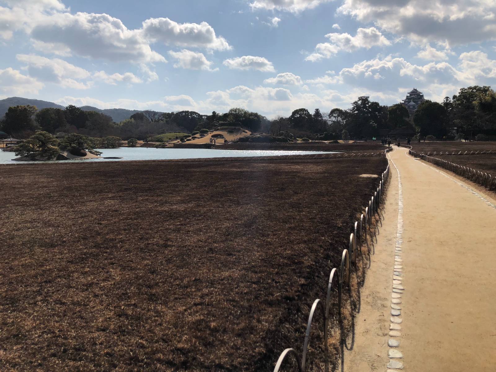태워진 고라쿠엔 정원의 ‘검은 잔디’ 모습
