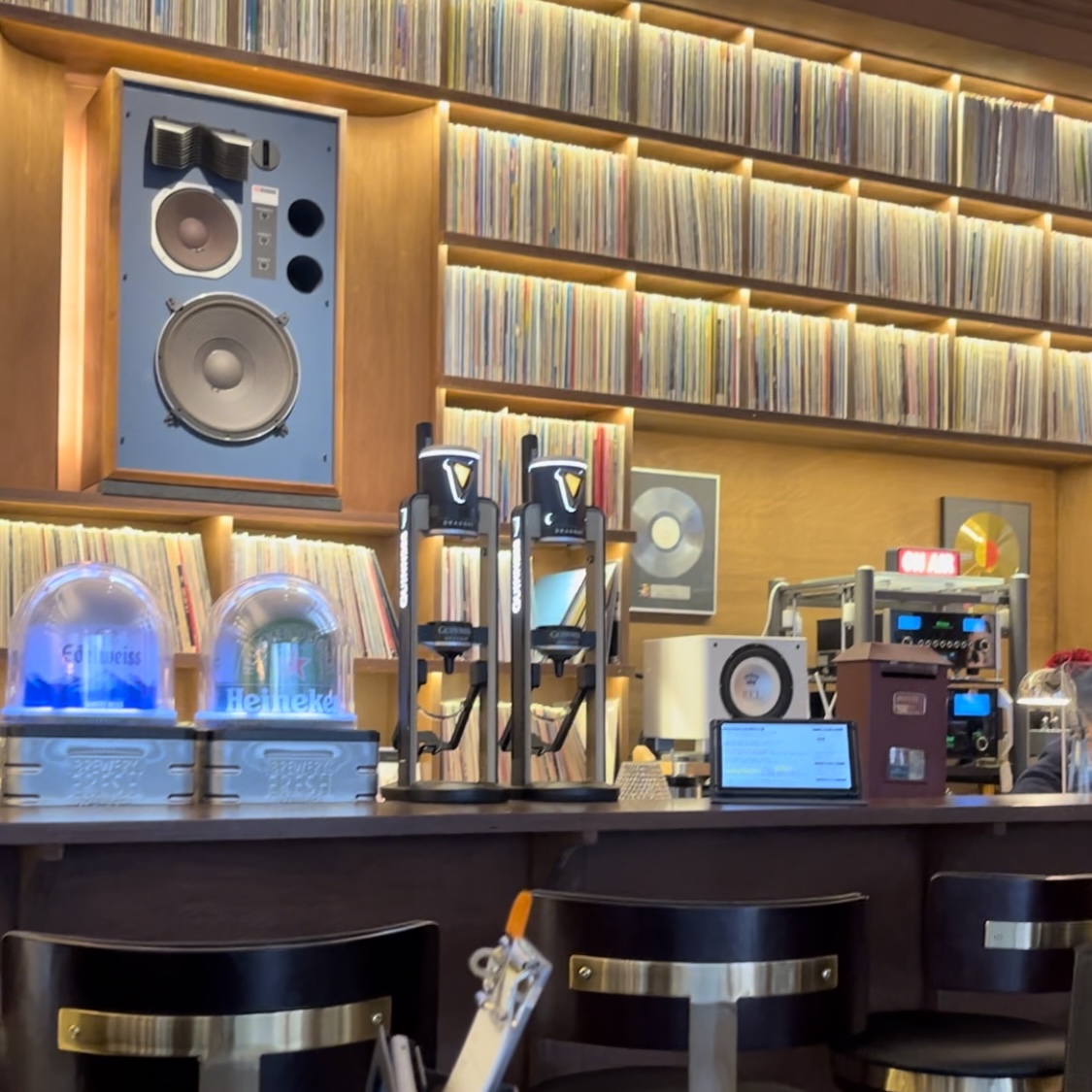 신청곡을 쓴 쪽지를 우체통에 넣으면 DJ가 음악을 틀어줍니다.