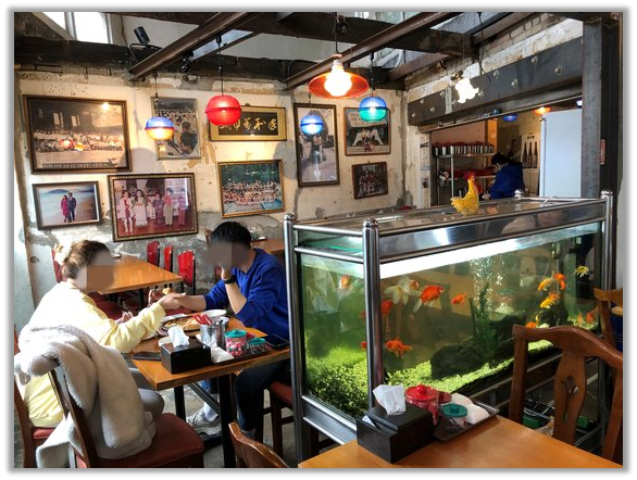 개항로 통닭 내부, 마치 80년대를 연상케하는 레트로 느낌의 영화 세트장 느낌이다.