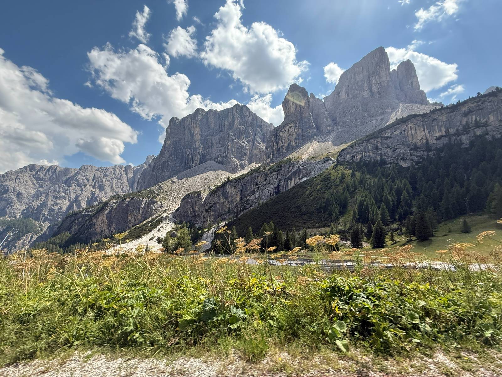 자동차 창문 밖으로 보인 돌로마이트 산
