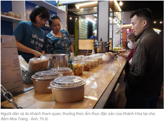 주민과 관광객들이 냐짱 야시장에서 칸화 성의 구경과 특산 요리를 맛봅니다