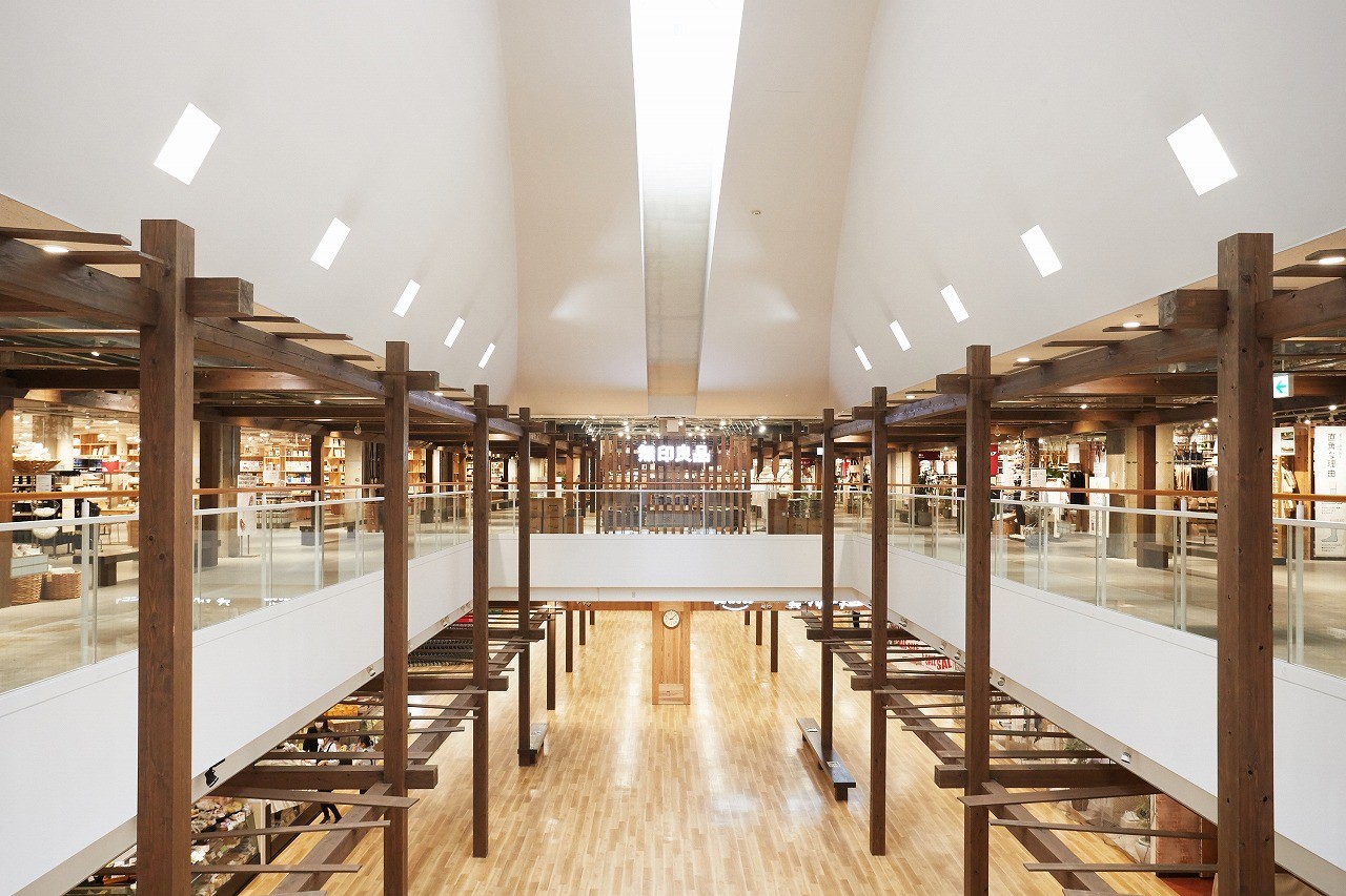 2020년 기준 가장 큰 '무지' 매장이었던 니이가타 현 나오에츠 지역의 매장. 층간을 구분하면서 하지 않아 안그래도 큰 매장 더 크게 느껴지죠. 그리고 이를 지붕까지 뻥 뚫린, 吹き抜け후키누케 구조라고 해요.