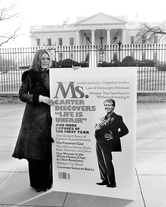 당시 대통령이던 카터의 임기 첫 해를 페미니즘 관점에서 비판하는 '미즈' 커버를 백악관 앞에서 들고 있는 글로리아 (1977) ⓒ Newyork magazine