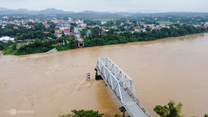 푸토 성 퐁처우 교(cầu Phong Châu, Phú Thọ) 붕괴가 차량 10대와 오토바이 2대를 추락시키고 실종자 13명을 만들었습니다