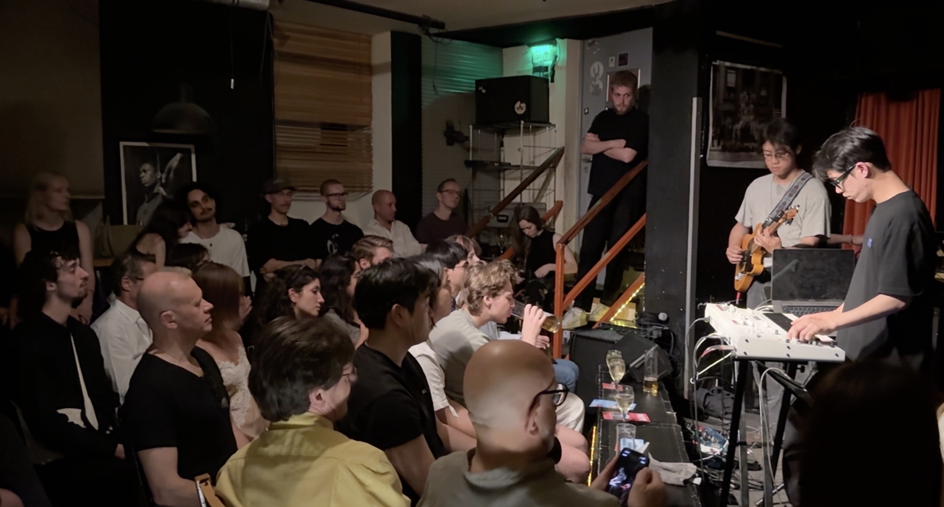 늦게 입장하면 약간 민망할 수도...