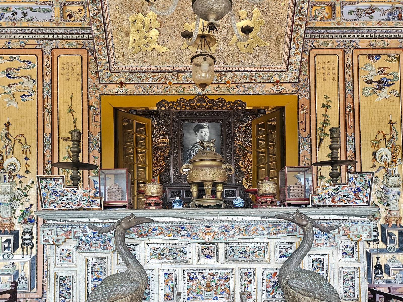 제12대 카이딘 황제릉 내부