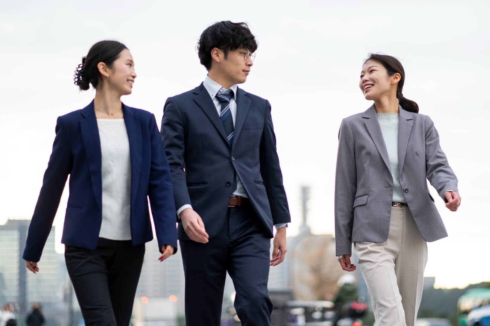 [출처: freepik] 회사원이 이야기를 나누는 모습.