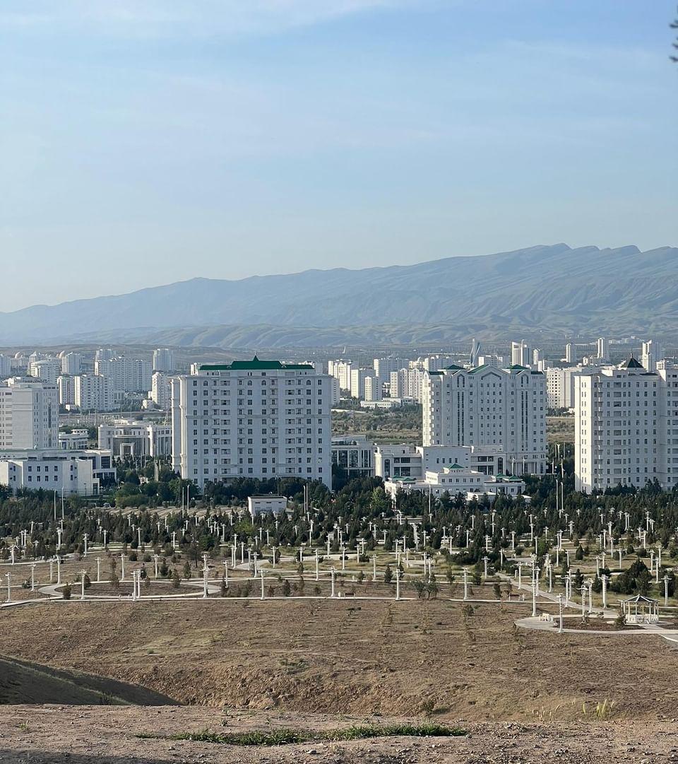 아 이 여행후기가 너무 재밌네요!!! 마치 냉전체제 때의 공산주의가 떠오르기도 하네요... 편집짱은 '자유'를 너무 사랑하는 자로서.. 생각나는 여러 영화와 책이 있어서 추천해요.(급발진 맞음) 영화 <트루먼쇼> / 문학소설 <작별인사>, <1984>, <멋진 신세계> 강추!!