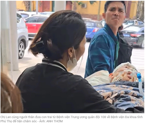 란 씨는 친척들과 간병 편의를 위해 108 군 중앙병원에서 푸토 성 종합병원으로 자식을 이송했습니다