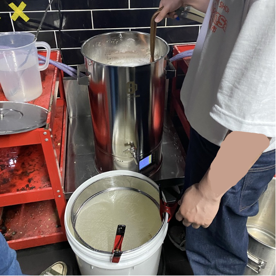 보일링까지 끝나면 잘 식혀서 발효통에 옮겨요~