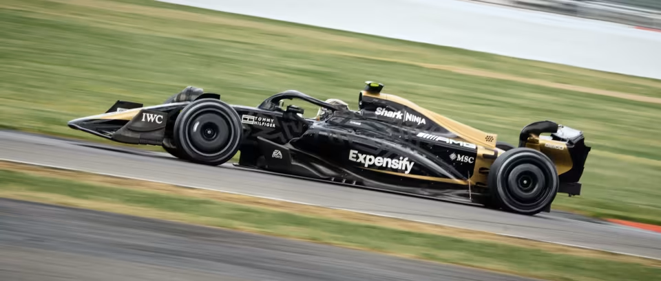 F1 무비 내 가상의 팀 'APXGP'의 차량 
