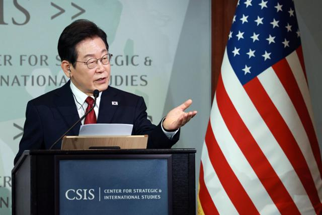 이재명 대통령이 25일 미국 워싱턴 국제전략문제연구소(CSIS)에서 정책 연설을 하고 있다. 워싱턴=연합뉴스