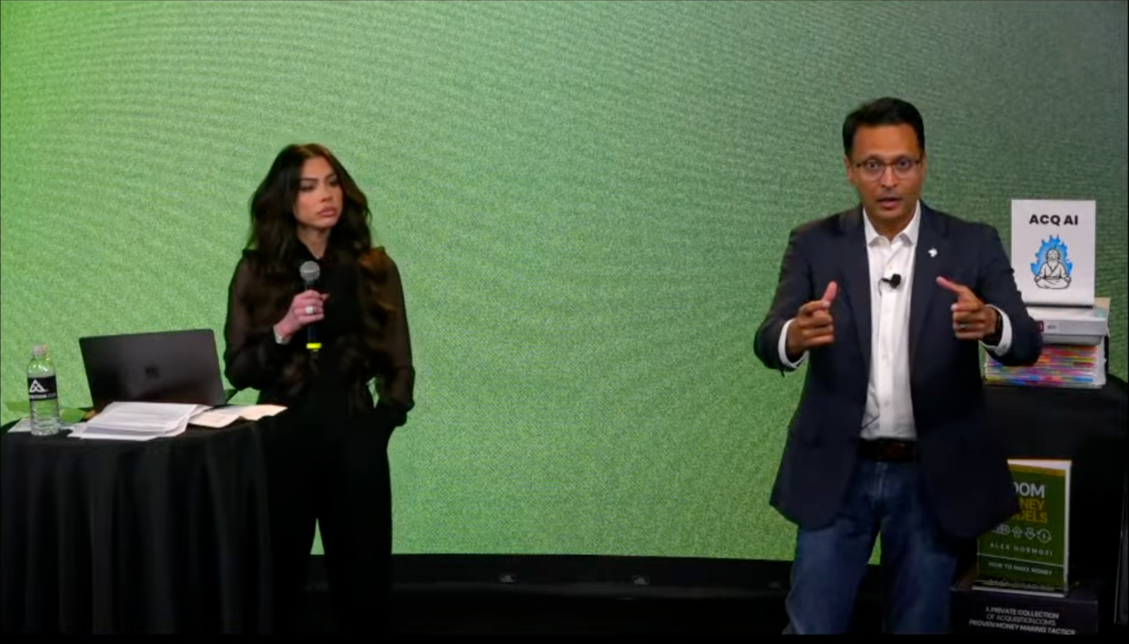 알렉스 호모지의 성공을 함께 만들어낸 사업 파트너 라일라 호모지와 초청 게스트 조나단 코트니가 라이브 이벤트 무대에서 전략을 공유하고 있다.