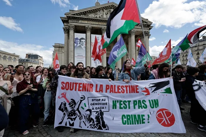 지난 5월 2일, 프랑스 파리의 여러 대학교 학생들과 팔레스타인을 지지하는 사람들이 팔레스타인 국기를 한들며 연대 시위를 벌이고 있다/AFP 연합뉴스