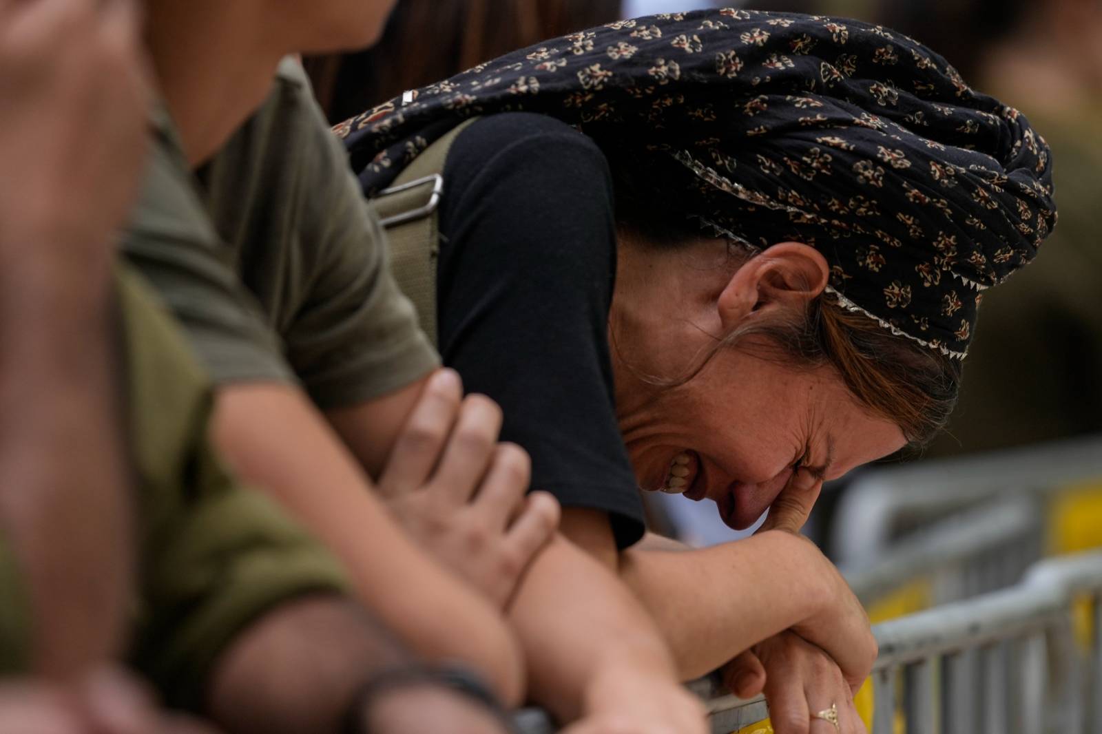 한 여성이 지난 9일(현지 시간) 이스라엘 군인의 장례식장에서 오열하고 있다. AP=연합뉴스