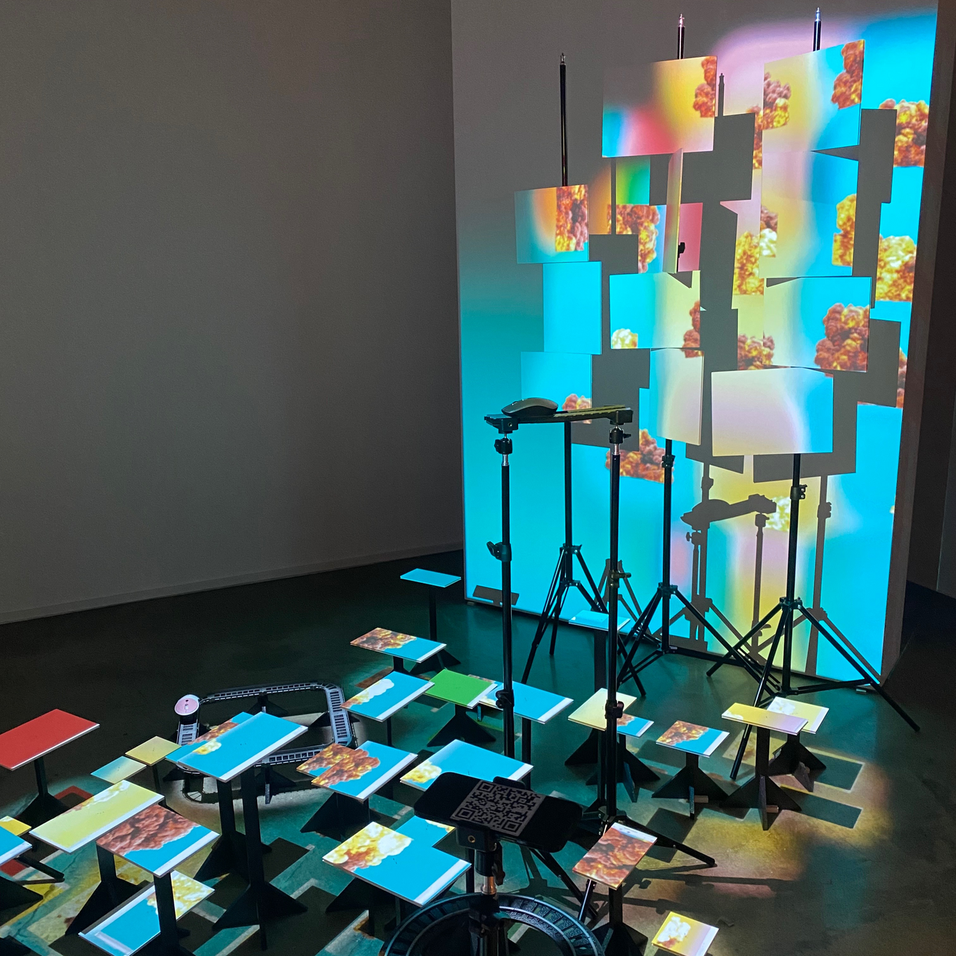 송예환 <월드 와이드>, 2022, 폼보드 위에 프로젝션 매핑, 폼보드, 빔프로젝터, 혼합매체, 가변크기