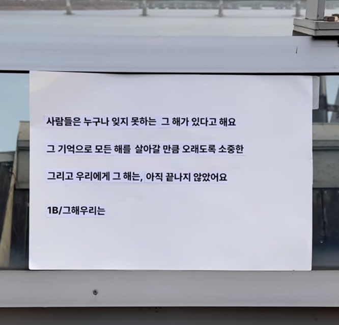 무수히 많은 꽃이 화단에 만발해도의 썸네일 이미지