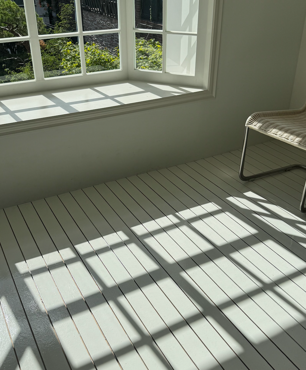 이번달 FW 화보 촬영을 위해 방문했던 스튜디오. 큰 창으로 들어오는 아름다운 채광이 좋았어요. 바쁜 와중에 잠시나마 마음이 시원해지는 기분이었달까요.