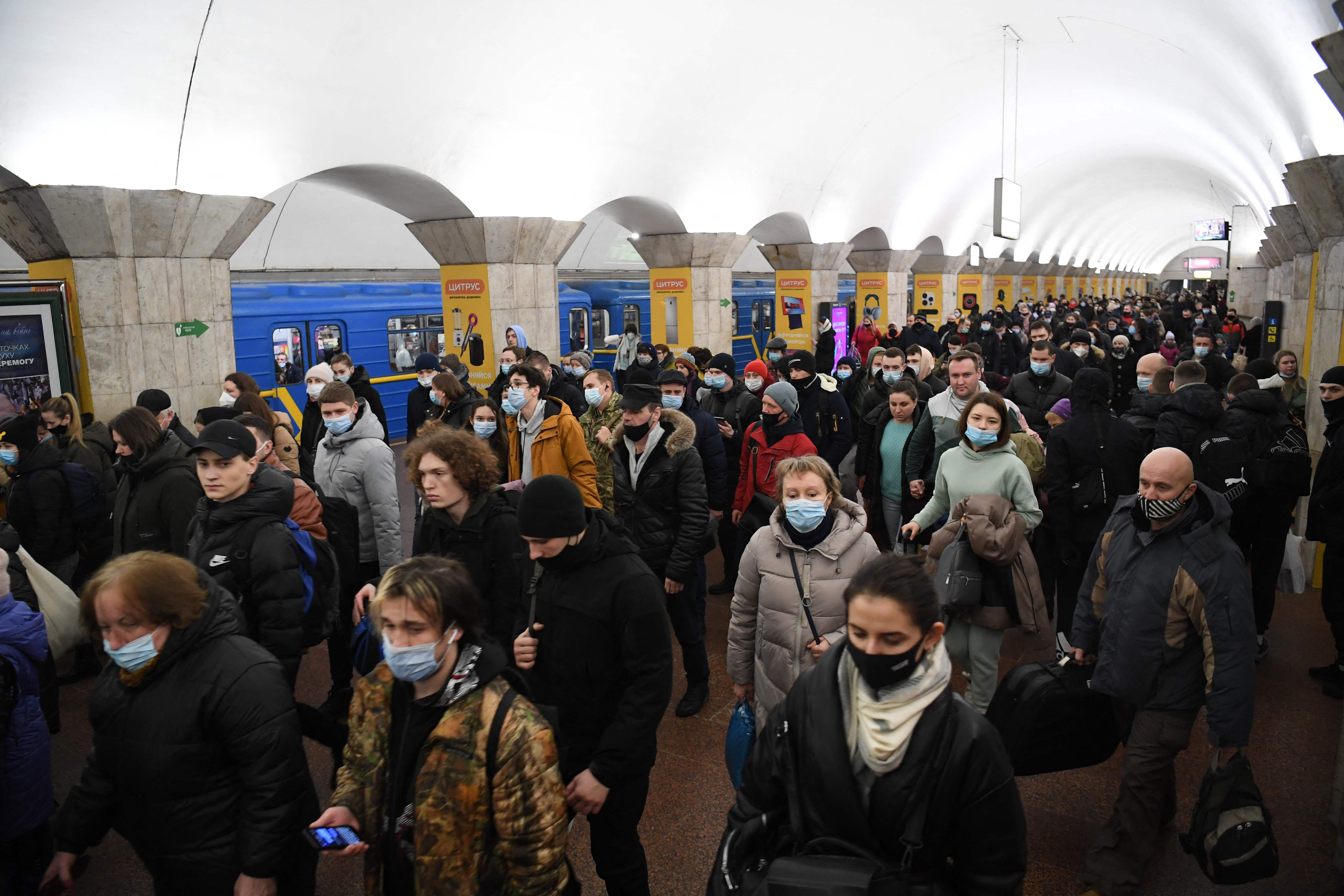 키예프 시민들이 짐을 싸 지하철에서 이동하는 모습. AFP, 연합뉴스
