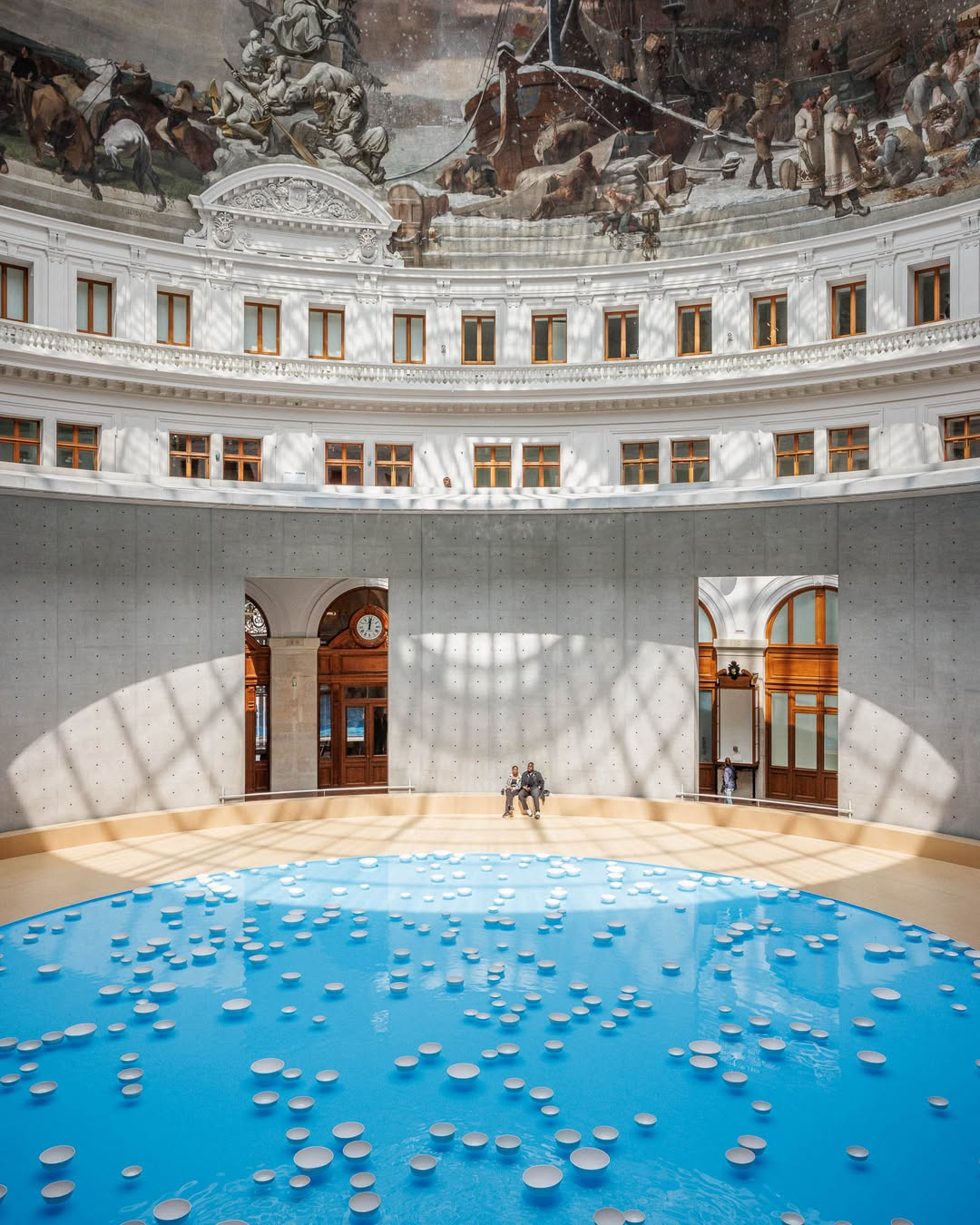 제게 명상을 처음 알려준 친구와 나란히 앉아 명상했어요 Ⓒ Bourse de Commerce - Pinault Collection