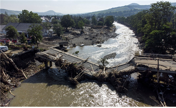 홍수피해에 무너진 독일 아르강의 다리[AP=연합뉴스]
