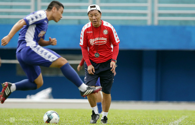 2020년 호치민시 클럽을 이끌 때의 정해성 감독(붉은 티셔츠)