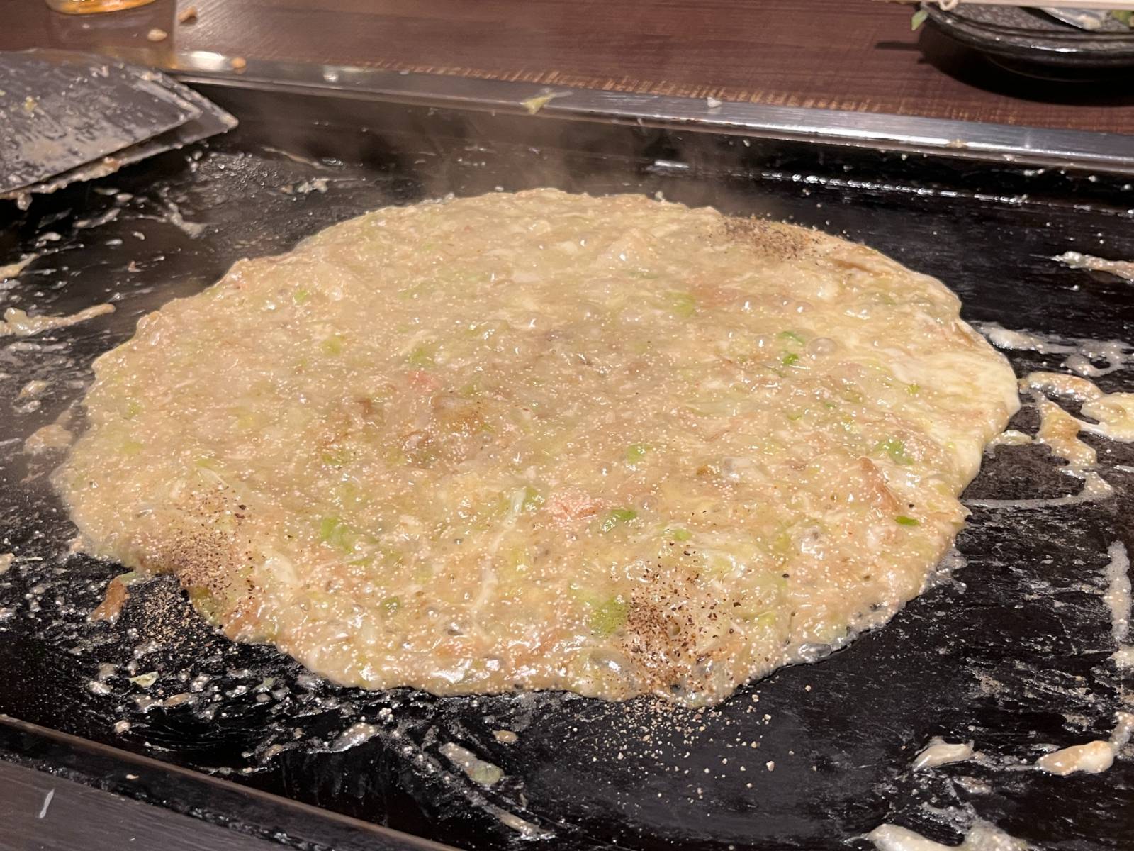 먹기 직전에 후추를 뿌려 먹으면 다른 맛을 느낄 수 있다.