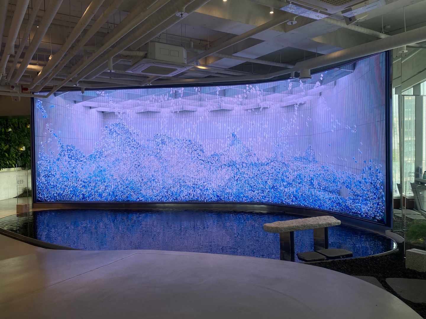 물,공기,불에 대한 미디어아트를 다루고 있는 미디어월과 수경시설