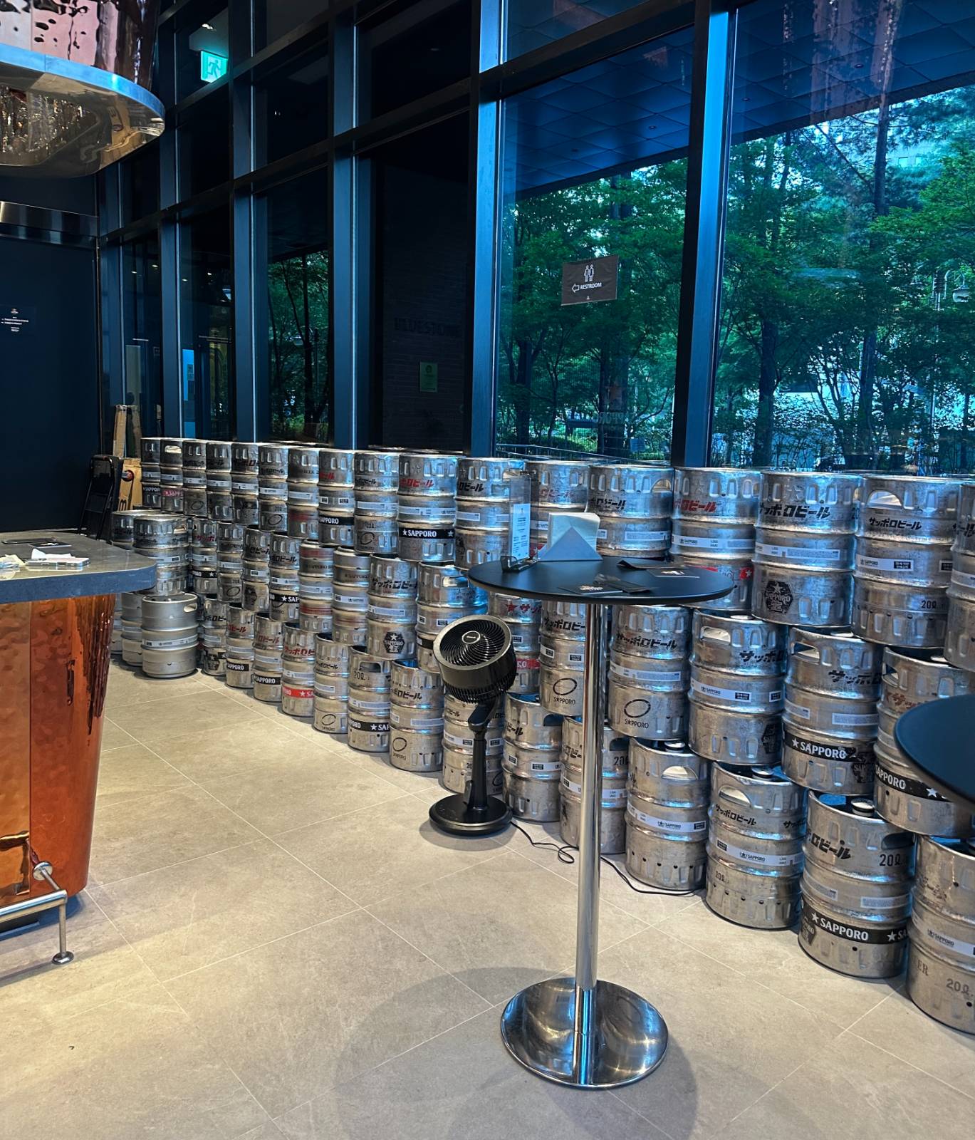 한 켠에 쌓인 케그 @헤이즈진