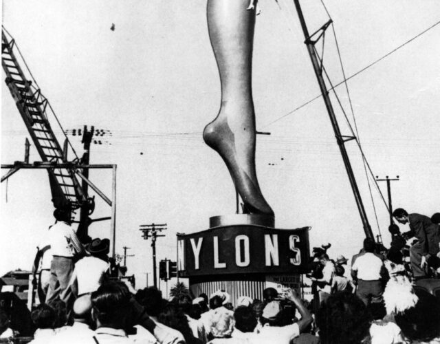 <b><i>Figure.14 </i></b>1938년 나일론을 대중에게 선보이는 모습 ⓒsciencehistory.org