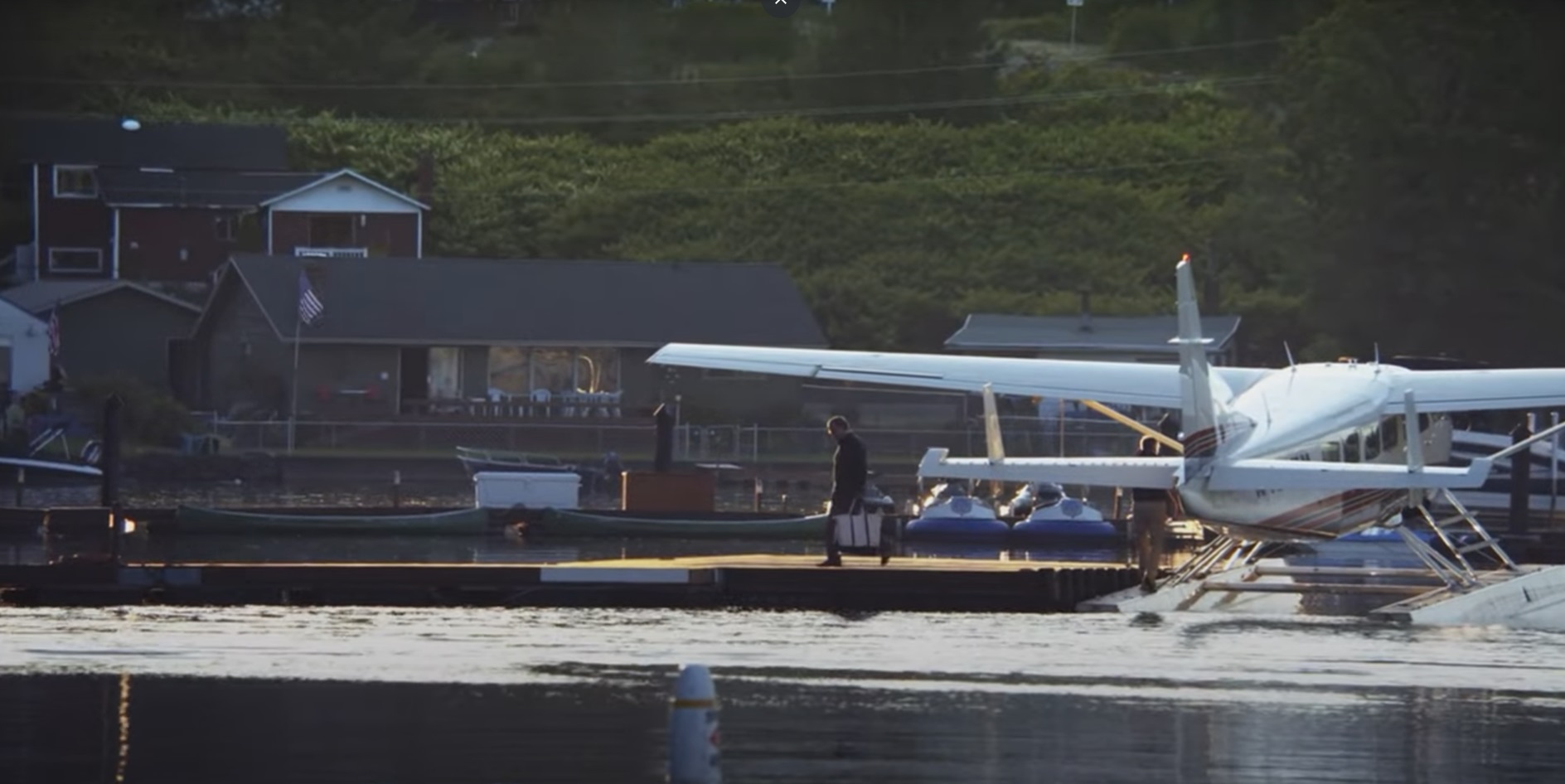 경비행기를 타고 별장에 내려 '생각주간'에 들어가는 빌 게이츠출처 : 유튜브 <Michael Simmons>