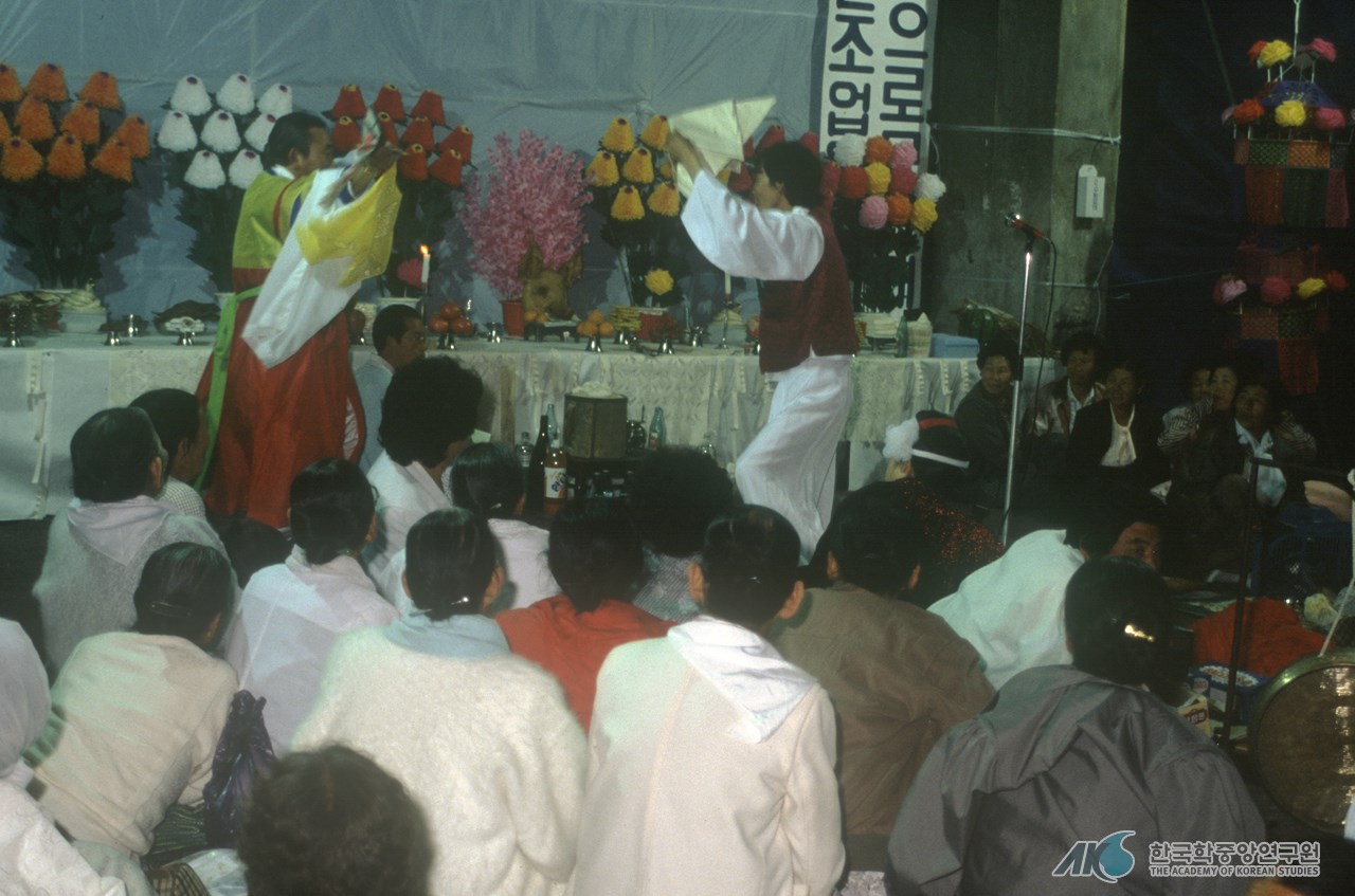 동해안 별신굿 출처 -[한국학중앙연구원], [공공누리(https://www.kogl.or.kr/recommend/recommendDivView.do?recommendIdx=70602&division=img#)]  