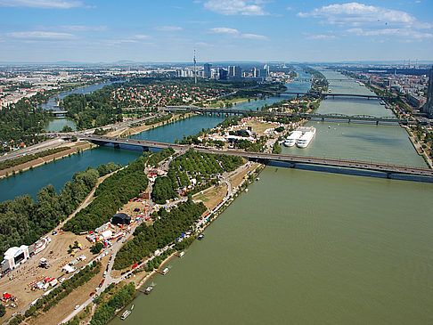 샌드위치처럼 강 사이에 껴있는 도나우 섬(insel)