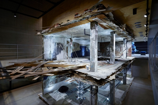 젠틀몬스터 하우스도산 1·2층에 설치돼 있는 프레드릭 헤이만의 작품. ⓒ젠틀몬스터