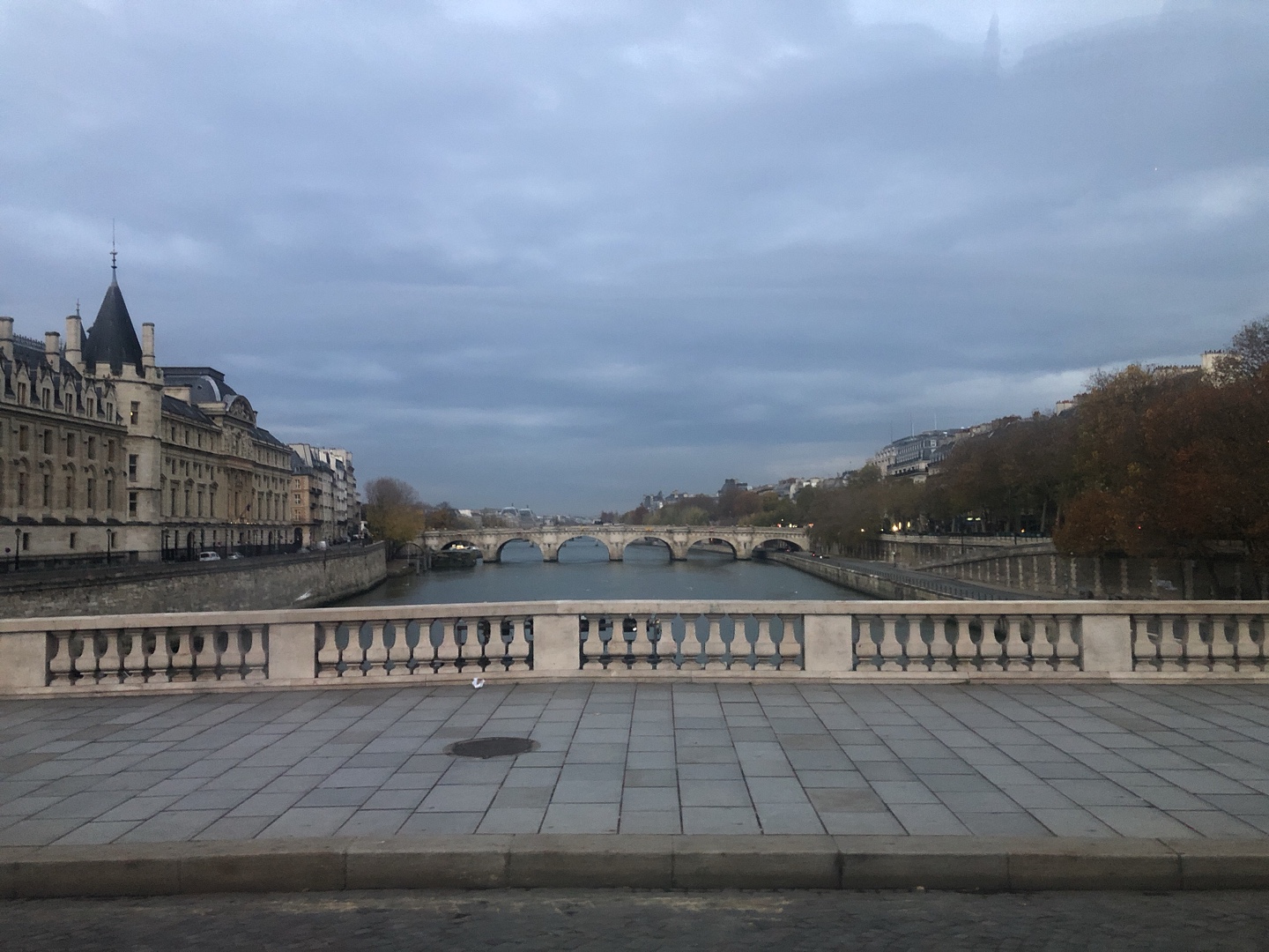 2019년 연말 출장가서 찍은 사진. 아름답고 우울하고 좋으면서 싫기도 한 파리는 언제나 애증의 도시