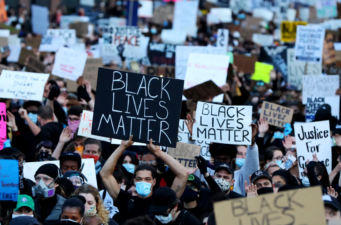 2020년 BLM시위. 'Black Lives Matter(흑인의 생명도 중요하다)' 구호가 곳곳에 보인다/브리태니커