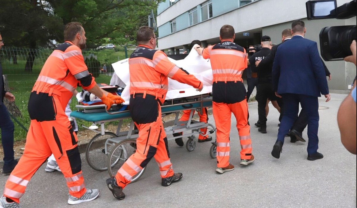 총격을 받고 병원으로 이송되는 로베르토 피초 총리/연합뉴스