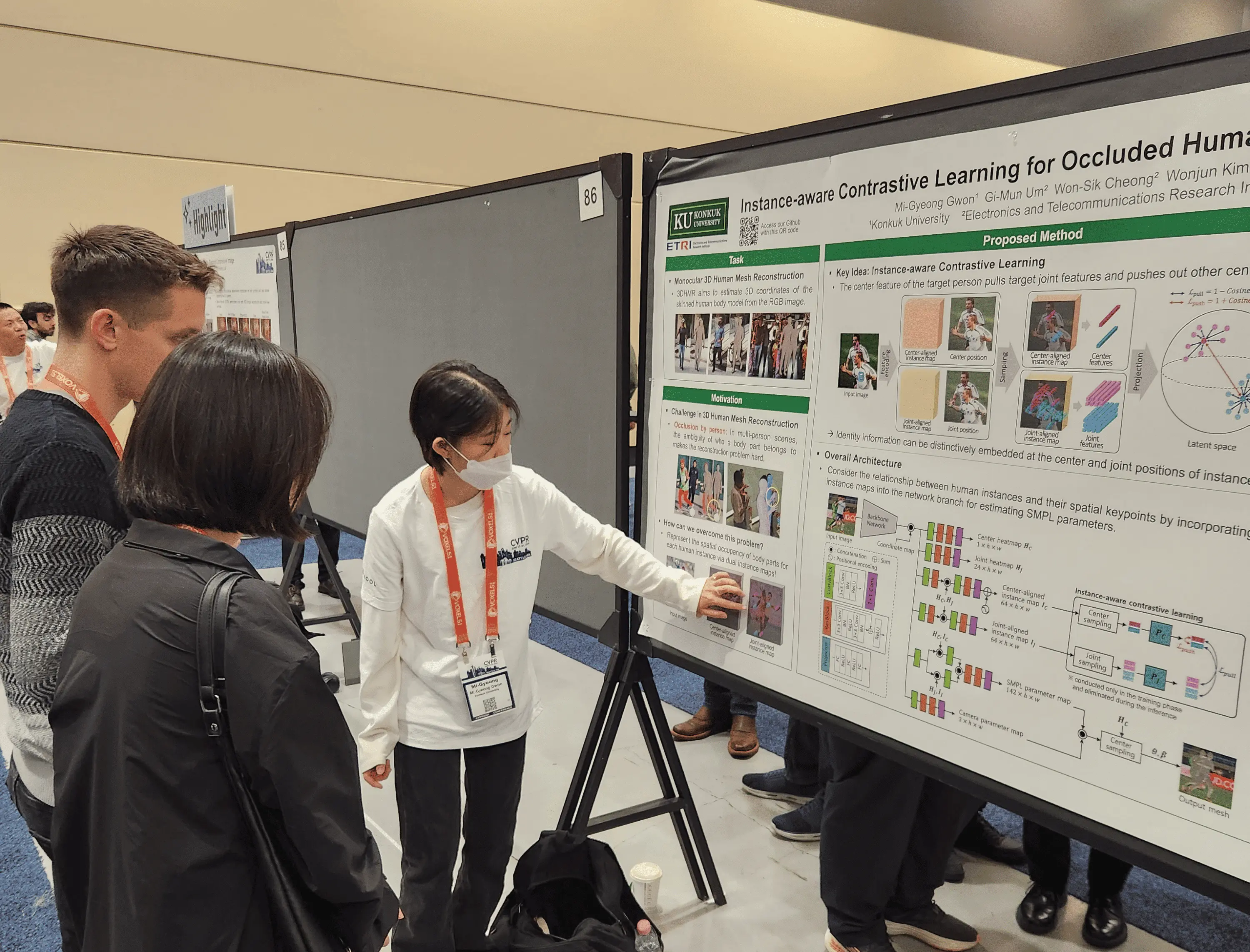 CVPR 2024에서 학회 참여자들에게 연구 발표를 하는 또래 권미경