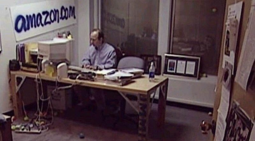 세계 최대 부호의 창업가 정신. 막대기 네 개 붙인 문짝과 그래피티가 돋보인다