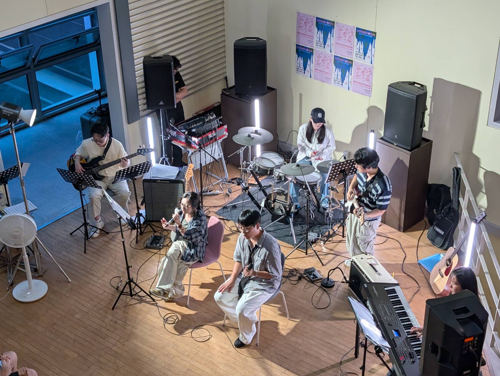 두 보컬이 듀엣 무대를 선보이고 있다.