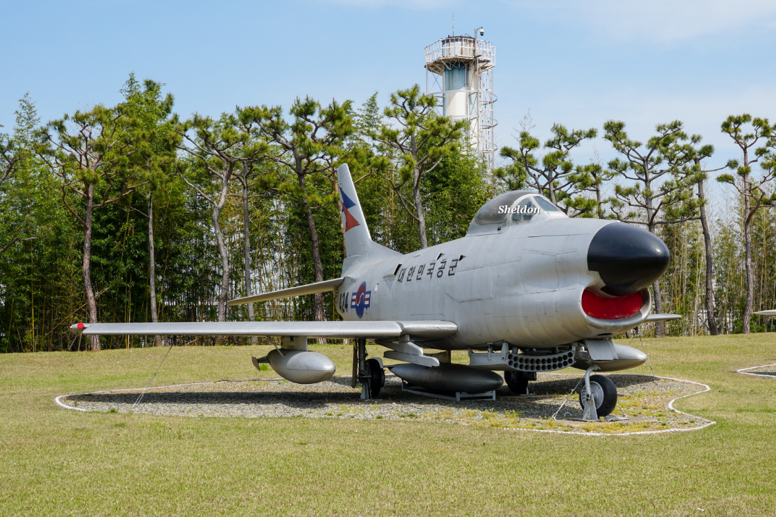F-86D는 한국 공군에서 IL-28 전술폭격기에 대응하기 위해 도입한 제트 전투기이다. 레이다와 애프터버너를 탑재하고 70mm 공대공 로켓을 주무장으로 운용하는 것이 특징이며, 1967년까지 45대가 도입되었으나 이후 F-4 전투기가 도입되면서 퇴역하였다.