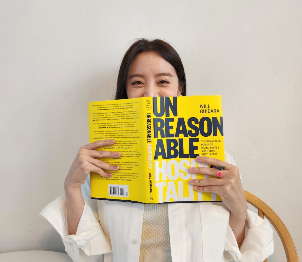 최근 번역한 책, 놀라운 환대의 원서 <Unreasonable Hospitality>와 함께