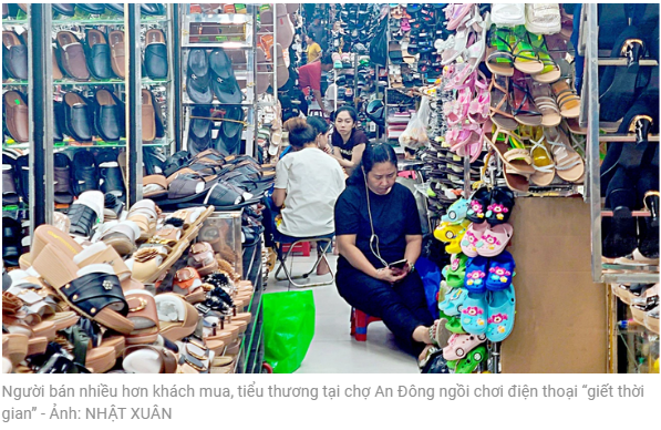 사는 손님보다 파는 사람이 더 많은 안동 시장에서 소상인들은 '시간 때우기'로 휴대폰을 만지작거리며 앉아있습니다